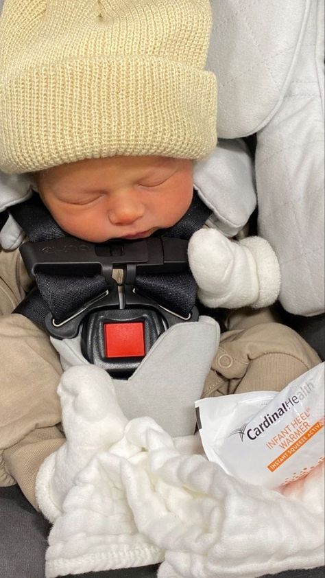 Newborn In Carseat, Bambini Aesthetic, Baby Fever Newborn, Baby Fever Aesthetic, Boss Perfume, Amazing Aesthetic, Wanting A Baby, Baby Pictures Newborn, Baby Momma