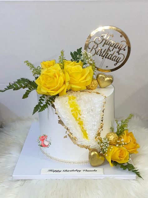 Cake Pics, Planters Indoor, 46th Birthday, Mouse Wallpaper, Mothers Day Cake, Birthday Cakes For Women, Beautiful Birthday Cakes, Cakes For Women, Gold Cake