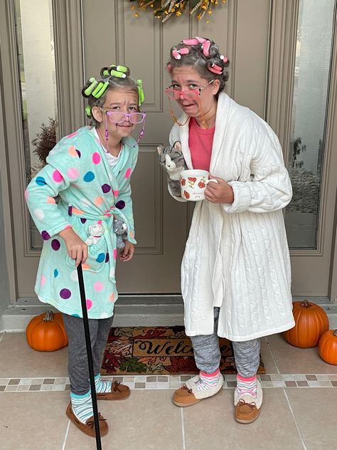 Dressing Up As Grandma, Old Folks Day Spirit Week, Old Person Costume Adult, Grandma Costume Robe, Old Lady Costume Halloween, Diy Old Person Costume For Kids, Halloween Costumes Grandma, Cute Old Lady Costume, Diy Granny Costume For Kids