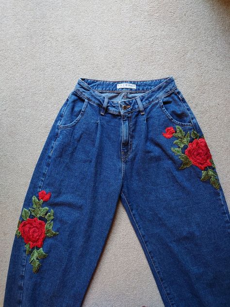 Trendy Floral Embroidered Denim Jeans, Floral Embroidered Jeans In Denim, Rose Print Jeans, High-waist Blue Jeans With Floral Embroidery, Rose Embroidered Jeans, Different Color Roses, Rose Jeans, Fitting Jeans, Diy Embroidery Designs