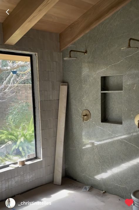 Rock Wall Bathroom, Tiled Wall Bathroom, Mountain Modern Bathroom, Stone Shower Ideas, Slate Shower, Stone Shower, House Color Palettes, Bathroom Design Luxury, Home Trends