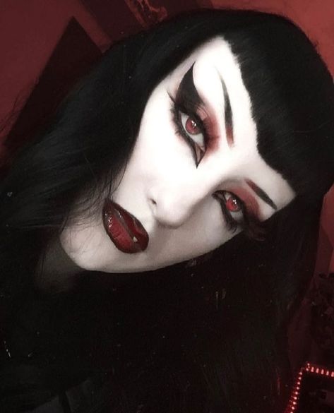 Romantic Goth Makeup, Vamp Makeup, Maquillage Goth, Goth Makeup Looks, Trad Goth Makeup, Goth Eye Makeup, Dark Makeup Looks, Vampire Makeup, Alt Makeup