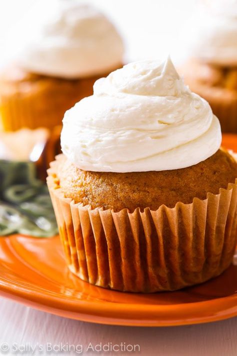 Cupcakes With Marshmallow Frosting, Marshmallow Frosting Recipes, Pumpkin Cupcake Recipes, Sallys Baking, Marshmallow Frosting, Sally's Baking, Marshmallow Creme, Spiced Pumpkin, Spice Cupcakes