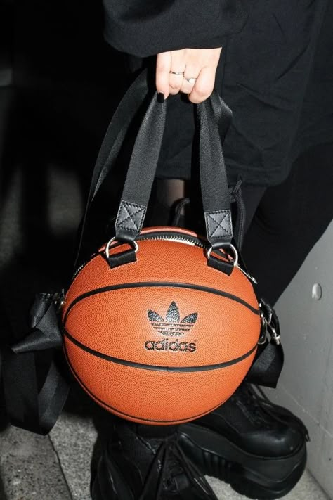 Basketball Purse, Hoops Basketball, Coco Chanel Mademoiselle, Basketball Bag, Bola Basket, Diy Bag Designs, Denim Projects, Potli Bags, Girly Bags