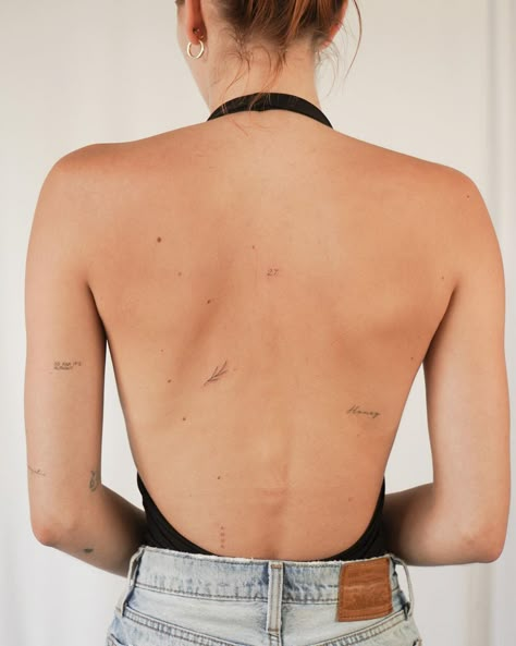 Marina Molist | 🪐 back details | Instagram Brown Tattoo Ink, Small Back Tattoos, Tiny Tats, 4 Tattoo, Small Pretty Tattoos, Petite Tattoos, Floral Tattoo Sleeve, Tasteful Tattoos, Cute Tiny Tattoos