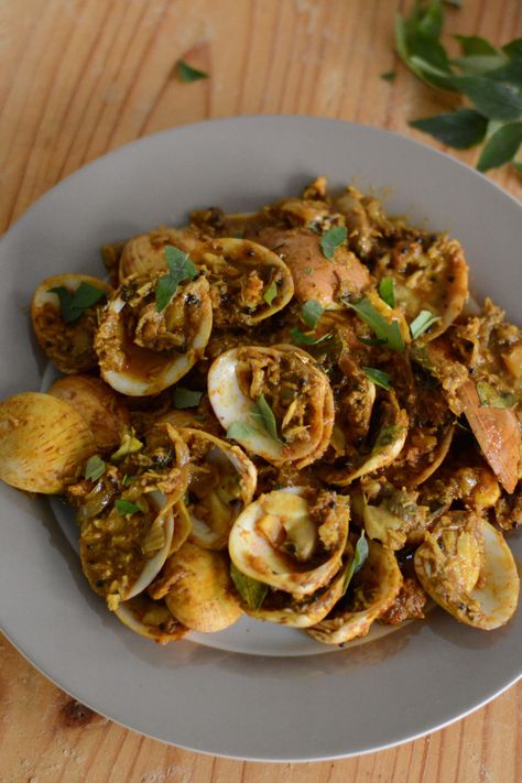 Kube Sukkhe (Mangalorean style Spicy Clams Sukka) - a traditional seafood preparation from the Protestant Christian community of Mangalore - thespiceadventuress.com Indian Prawn Recipes, Live Crabs, Konkani Recipes, Gluten Free Chilli, Grilled Tilapia, Goan Recipes, Mutton Recipes, Prawn Recipes, Clam Recipes