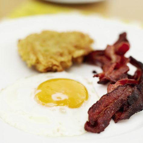 Close-up of a fried egg with bacon and hash browns on a plate Egg And Grapefruit Diet, Chicken Honey, Grapefruit Diet, Bacon And Eggs, Bacon Eggs, Diet Breakfast, Diet Challenge, Healthy Meals For Two, Breakfast Items