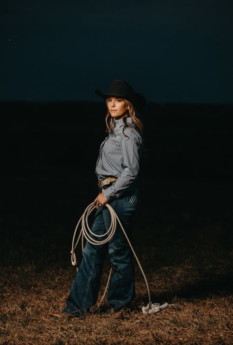 Western Senior Picture Ideas, Cowgirl Senior Pictures, Western Photoshoot Ideas, Western Photo Shoots, Horse Senior Pictures, Cowgirl Photoshoot, Cute Senior Pictures, Foto Cowgirl, Senior Photoshoot Poses