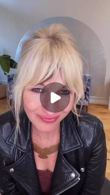 Jayne Matthews on Instagram: "Little at home tip for those of you just needing a bit of an update. Full DIY bangs class 25% off through tomorrow! Crazy weekend with the Gaza benifit, my LA bob class coming up, and then the holiday sales back to back to back. Not to mention the holiday and I moved this week. I will be back working again on Tuesday here in LA. I am still looking for a second model here in LA for December 3 who wants a shaggy little Bixie haircut or a wavy French bob. Please DM me a recent selfie if you have wavy textured hair and are ready for something shorter and more boyish. I'm super excited to teach the class ❤️❤️❤️ . . #jaynematthews #diybangs #frenchgirlstyle" Jayne Matthews Hair, Wavy French Bob, Wavy Textured Hair, Jayne Matthews, Bixie Haircut, I Will Be Back, French Bob, Haute Hair, French Girl Style