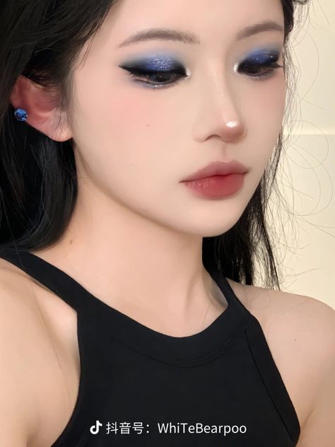 Black Blue Eye Makeup, Blue And Black Eyeshadow, Black And Blue Makeup, Midnight Blue Makeup, Dark Blue Makeup Looks, Dark Blue Makeup, Navy Blue Makeup, Blue Makeup Looks, Rave Makeup