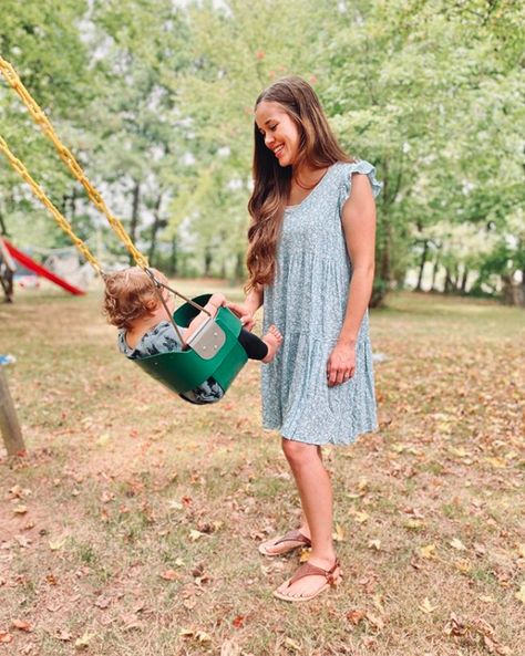 JESSA Duggar shut down a fan who suspected she is pregnant with her fourth child, as she insisted her “bump”is actually from eating tacos. The 27-year-old reality star already shares 4-year-old Spurgeon, 3-year-old Henry, and 1-year-old Ivy with husband Ben Seewald. Earlier this week, Jessa uploaded a photo of herself playing with Ivy in a […] Amy Duggar, Tight Floral Dress, Jessa Duggar, Teen Mom Mtv, Dugger Family, Eating Tacos, Black Plaid Shirt, 19 Kids And Counting, Bachelor/bachelorette Party