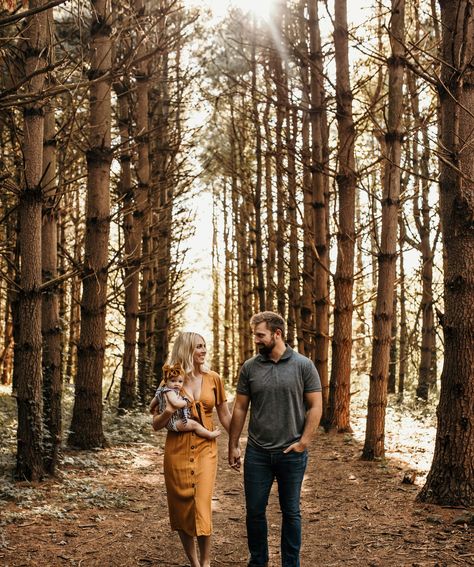 Woodsy Fall Family Photos, Family Pictures In Pine Trees, Redwoods Family Photos, Family Photos Pine Trees, Family Woods Photoshoot, Pine Tree Family Pictures, Family Forest Photoshoot, Wooded Photoshoot, Redwood Photoshoot