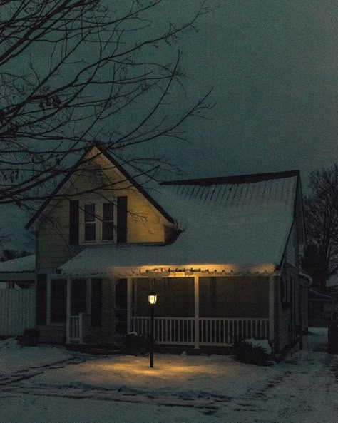 Midwest Gothic Winter, Liminal Suburb, Midwest Emo, American Gothic, Southern Gothic, Gothic Aesthetic, Winter Aesthetic, Winter Time, Art Reference Photos