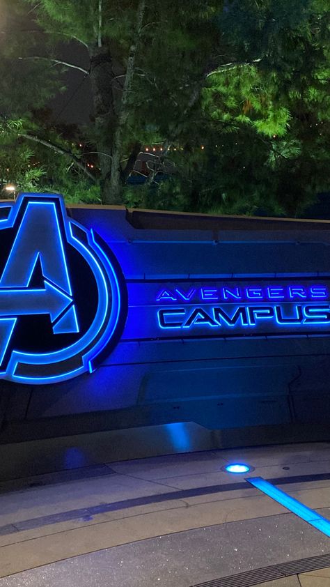 Avengers Campus, Disney Photo Ideas, Disney Paris, Futuristic Interior, Disney Photos, Cute Friend Pictures, Wayfinding Signage, Disney Park, Disney Dream