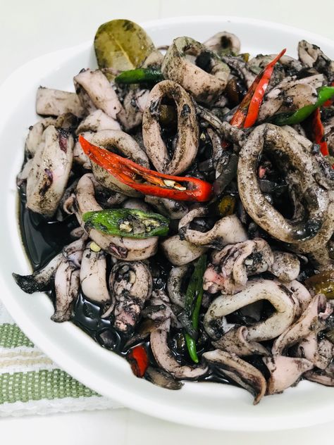 Ginisang Pusit or Sauteed Squid is a simple squid recipe using basic ingredients. Squid is cut into rings and sauteed in garlic, onion, tomatoes and simmered in vinegar. Sauteed Squid, Adobong Pusit Recipe, Pusit Recipe, Filipino Seafood, Filipino Ulam, Recipe Filipino Food, Adobong Pusit, Food Filipino, Asian Fish