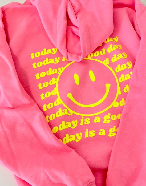 Preppy Party Outfit, Smiley Face Aesthetic, Preppy Smiley Face, Preppy Christmas List, Sweatshirt Preppy, Cute Hoodies, Cute Couple Shirts, Her Aesthetic, Preppy Sweatshirts