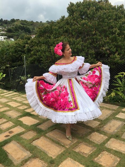 Hispanic Clothing, Folklore Outfit, Folklorico Dresses, Cultural Fashion, Mexican Outfit, Mexican Dresses, Fantasy Dress, Latin American, Disney Outfits