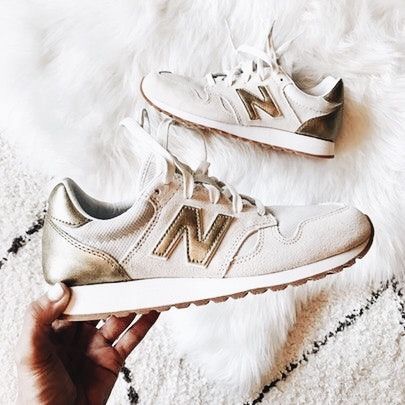 Mode Shoes, Tennis Shoes Outfit, Sneakers Fashion Outfits, Gold Sneakers, Style Blogger, Best Sneakers, Sneakers Outfit, New Balance Shoes, Crazy Shoes