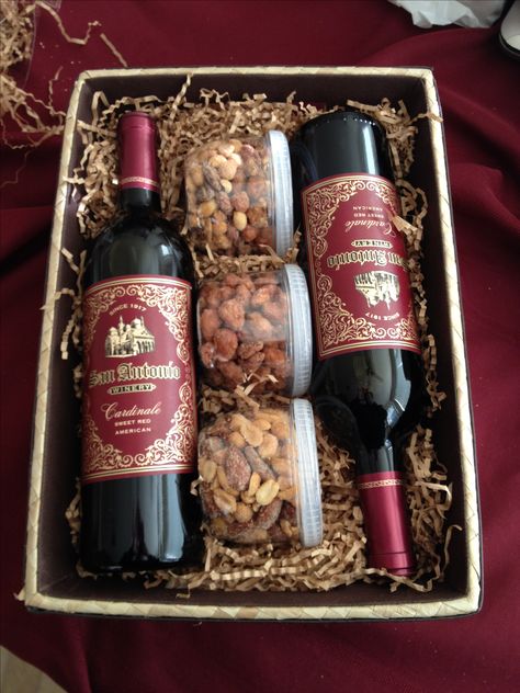 Wine Gift Basket. Nuts are a good idea to add to the wine basket Diy Wine Gift Baskets, Wine Gifts Diy, Christmas Gift Baskets Diy, Raffle Baskets, Wine Gift Baskets, Wine Baskets, Wine Gift Boxes, Diy Gift Baskets, Christmas Baskets