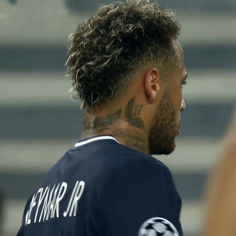 Noodle Hair, Neymar Jr Hairstyle, Curly Mullet, Faded Hair, Mohawk Hairstyles, Haircuts For Wavy Hair, Driving Pictures, Football Pictures, New Haircuts