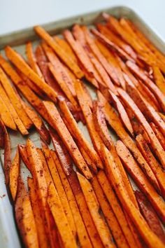 Let your sweet potatoes, or yams, soak in cold water for at least 10 minutes before seasoning them for baking. This will draw out the milky starch from the potatoes and allow for a crispier fry in the end! | How To Make Sweet Potato Fries In The Oven! With sweet Sriracha fry sauce, too! Oven Roasted Sweet Potato Fries, Make Sweet Potato Fries, Roasted Sweet Potato Fries, Fries Healthy, Yam Fries, Making Sweet Potato Fries, Oven Roasted Sweet Potatoes, Sweet Potato Recipes Fries, Yams Recipe