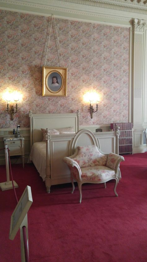 Old Money Kids Room, Old Money Kids Bedroom, 30s Bedroom, 1800s Bedroom, 1960s Room, Vintage French Bedroom, Old Mansions Interior, Fancy Bedroom, Royal Room