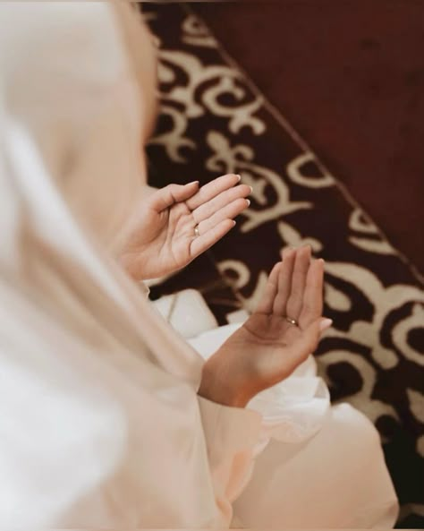 Praying Aesthetic Islam, Dua Hands, Ramadan 2025, Deen Dunya, Prayer Hands, Future Board, Hand Images, Beautiful Poetry, Praying Hands