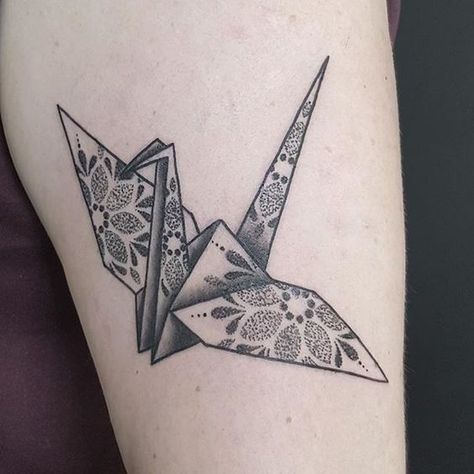 Origami Crane Tattoo, Paper Crane Tattoo, Bodysuit Tattoos, Origami Tattoo, Crane Tattoo, Vogel Tattoo, Japanese Tattoo Symbols, Handpoke Tattoo, Japanese Origami