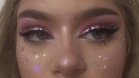 Harry Styles Makeup Inspired, Harry Styles Makeup, Gem Makeup, Makeup Themes, Beauty And Cosmetics, Concert Makeup, Rhinestone Makeup, Carnival Makeup, Purple Eye Makeup