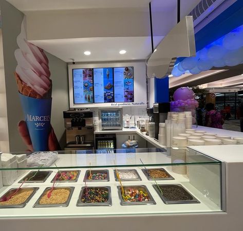 Ice Cream Counter Design Display, Cake And Ice Cream Shop Design, Small Ice Cream Shop Design, Tiny Ice Cream Shop, Ice Cream Store Design, Small Ice Cream Shop, Ice Cream Shop Design, Ice Cream Kiosk Design Mall, Frozen Yogurt Shop Interior