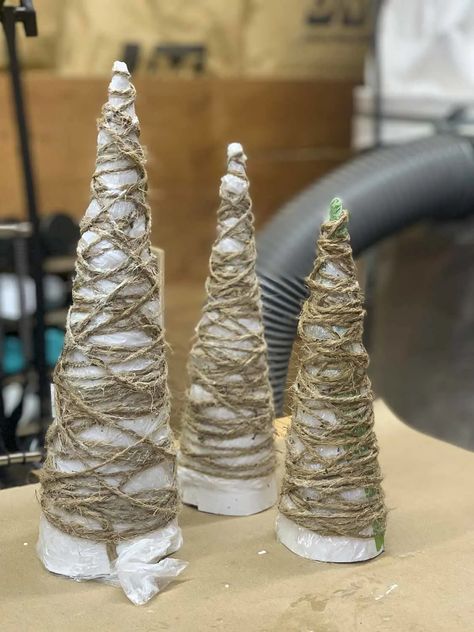 Trio of poster board cones covered with twine coated with glue that hasn't dried yet. Twine Cone Christmas Tree, Jute Christmas Trees, Jute Christmas Trees Diy, Twine Trees Diy, Twine Christmas Trees Diy, Twine Christmas Trees, Twine Decorations, Diy Cone, Jute Twine Crafts