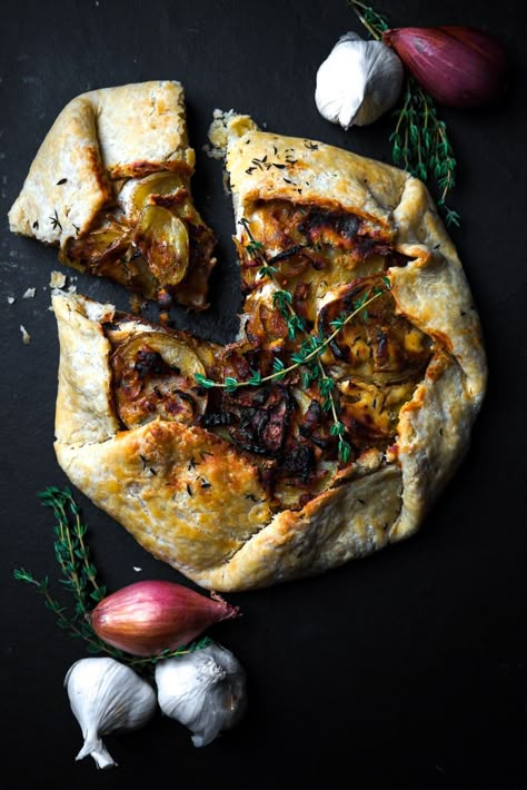 Caramelized Onion Galette, Vegan Pot Pie Recipe, Onion Galette, Vegan Empanadas, Vegan Pies Recipes, Vegan Pot Pies, Vegan Pastries, Galette Recipe, Vegan Pie