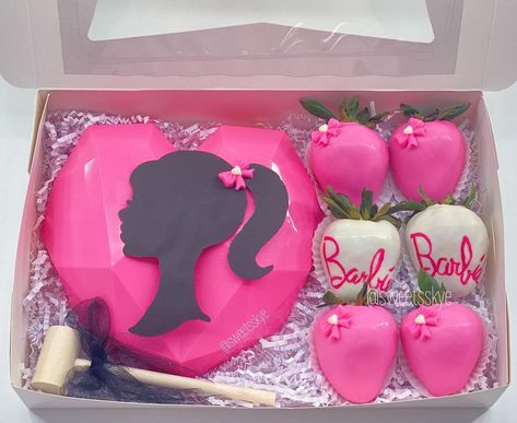 Barbie Themed Chocolate Covered Strawberries, Barbie Themed Strawberries, Barbie Chocolate Covered Strawberries, Barbie Strawberries, Barbie Treats Party Ideas, Barbie Desserts, Breakable Chocolate Heart Ideas, Barbie Treats, Strawberry Business