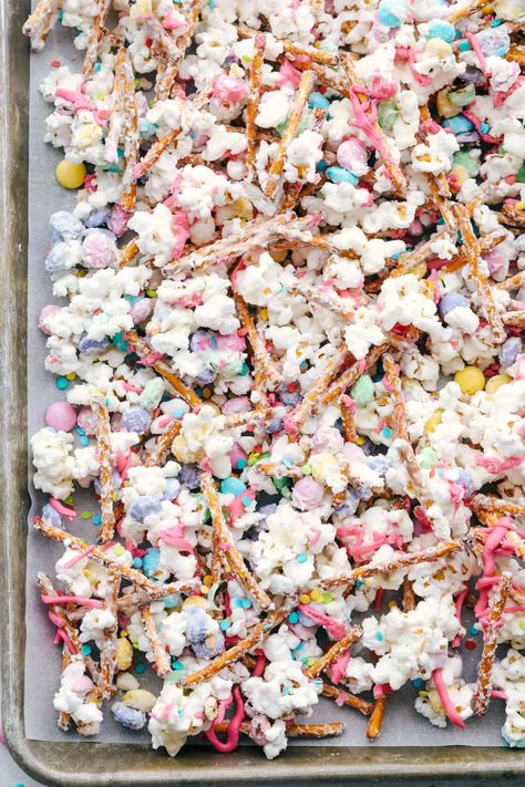 Easter Funfetti, Bunny Bait Recipe, Funfetti Popcorn, Bunny Bait, Easter Snacks, Snack Mix Recipes, Easter Goodies, Holiday Snacks, Popcorn Recipes