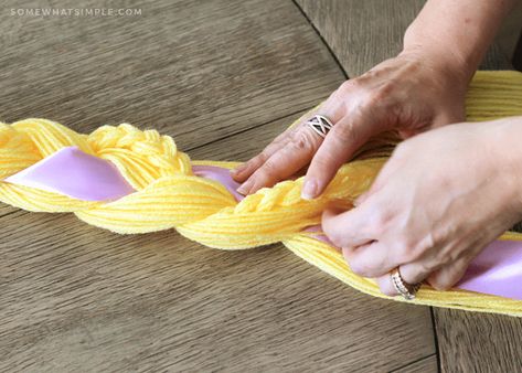 Rapanzul Costume Diy, Crochet Rapunzel Wig, Diy Rapunzel Wig, Rapunzel Yarn Wig, Rapunzel Hair Diy, Homemade Rapunzel Costume, Rapunzel Hair Tutorial, Rapunzel Glowing Hair, Diy Tangled Costume