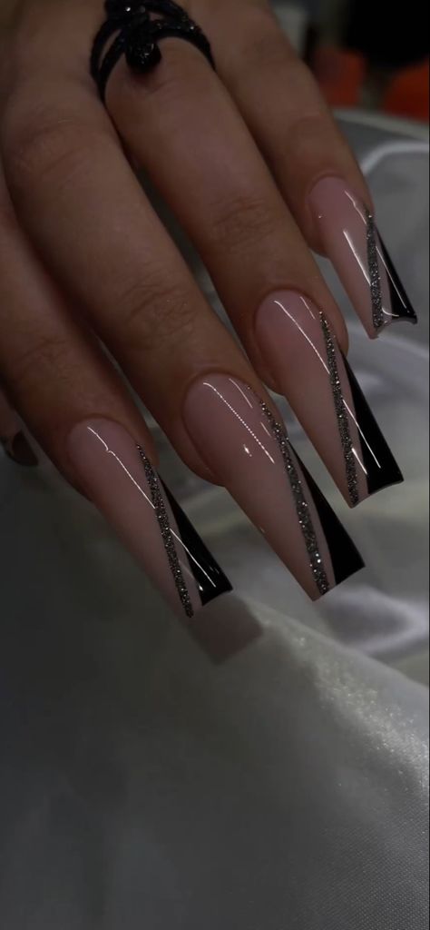 Long Acrylic Ombre Nail Designs, Square Acrylic Nails Elegant, Club Nails Acrylic, Going Out Nails Ideas, Black Acrylics Nails, Trending Acrylic Nails Short Square, Nail Ideas With Black Dress, Acrylic Nails With Black Design, Black Acrylic Nail Designs Prom