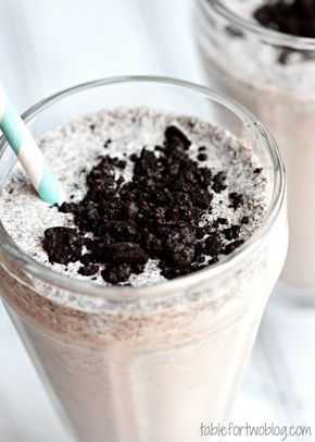 2 cups vanilla ice cream, 1 cup milk, 4-5 Oreo’s, 1 tsp. vanilla extract. In a blender, throw all your ingredients in and mix it up!  Serve immediately :) YUMmmM Cookies And Cream Milkshake, Oreo Milkshake, Resep Smoothie, Milkshake Recipe, Milkshake Recipes, Milk Shakes, Smoothie Shakes, Slushies, Milkshakes