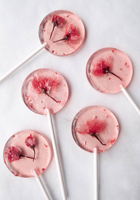 Wedding Lollipops, Natural Red Food Coloring, Cherry Blossom Party, Homemade Lollipops, Lollipop Recipe, Candy Lady, Candy Creations, Cherry Blossom Theme, Kawaii Candy