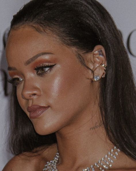 Rihanna Makeup Looks, Makeup Inspo Natural, Rihanna Makeup, Natural Glam, Natural Makeup Looks, Prom Makeup, Fenty Beauty, Make Up Looks, Girls Makeup