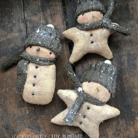 Diy Snowmen, Prim Snowman, 2023 Crafts, Snowmen Pictures, Bohemian Christmas, Primitive Snowmen, Winter Snowman, Snowmen Patterns, Primitive Crafts