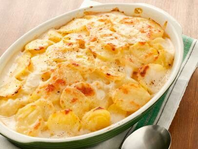 Costco scalloped potatoes Romanian Food Traditional, Potatoes And Cheese, Healthy Potatoes, Scalloped Potato Recipes, Potatoes Au Gratin, Potato Sides, Potato Side Dishes, Scalloped Potatoes, Idee Pasto Sano