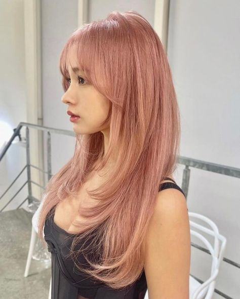 Champagne Hair Color, Pink Peach Hair, Short Stacked Wedge Haircut, Peach Hair Color, Long Ombre Hair, Thicker Hair Naturally, Hairstyle 2024, Champagne Hair, Peach Hair Colors