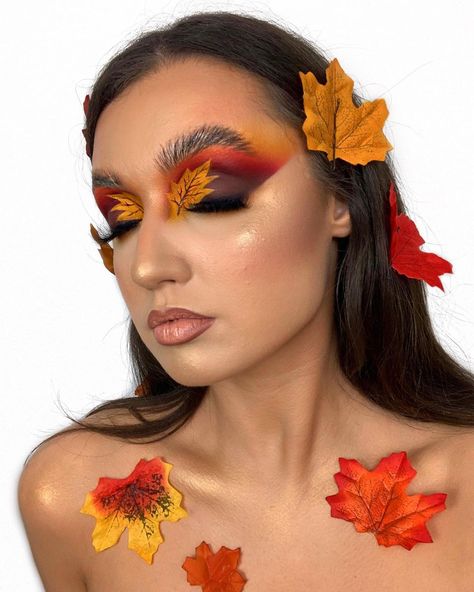 ✨🍭𝙼𝔸𝕂𝔼𝕌ℙ 𝙱𝕐 𝙼𝔼𝔾𝔸ℕ 𝙿𝔼ℕℕ𝔼𝕐 🍭✨ on Instagram: “AUTUMN FAIRY 🍁🧚🏼‍♀️🍂🐿 LEAF CUT CREASE 🍂 Love it when a spontaneous idea actually ends up looking okay!🐿 𝒫𝑅𝒪𝒟𝒰𝒞𝒯𝒮 𝒰𝒮𝐸𝒟: @mehronmakeup x…” Autumn Leaf Makeup, November Makeup Ideas, Autumn Goddess Costume, Autumnal Makeup Looks, Autumn Witch Makeup, Fall Creative Makeup, Fall Leaves Makeup, Fall Color Makeup, Leaf Eye Makeup