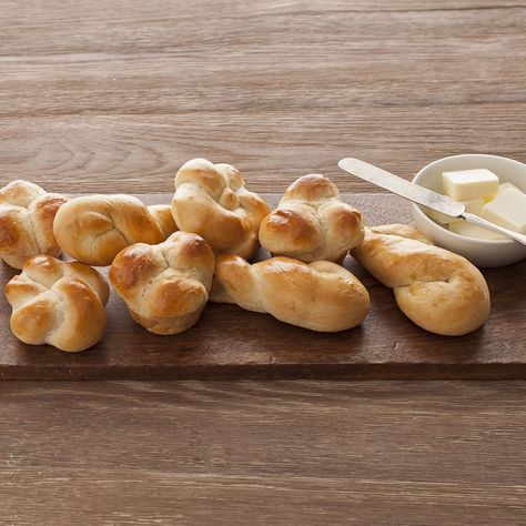 9 Shaped Dinner Roll Ideas That’ll Make You Look Like a Pro Dinner Roll Ideas, Roll Shapes, Best Yeast Rolls, Bread Pull Apart Recipes, Dinner Roll, Homemade Rolls, Cooking Bread, Biscuit Bread, Bread Shaping