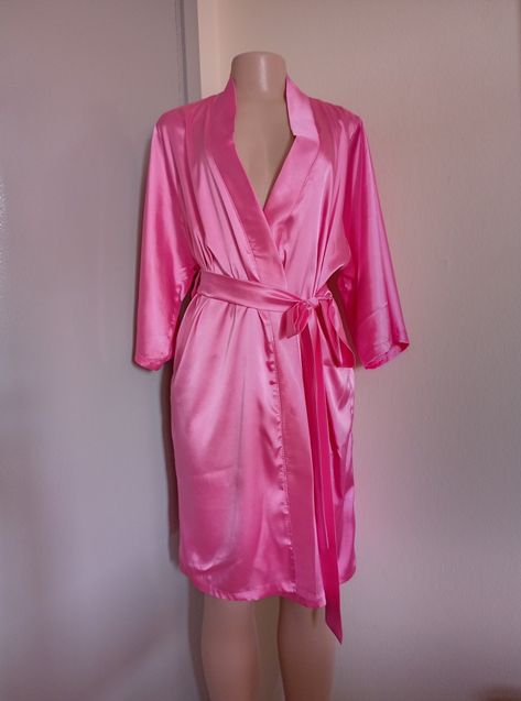 Short ink satin robe / gown by @cariscouturebyflo (Instagram) Hot Pink Satin Robe, Pink Satin Nightwear, Pink Satin Pjs, Pink Silk Robe Aesthetic, Pink Robe Aesthetic, Satin Robe Aesthetic, Bedtime Fits, Pink Satin Robe, Future Manifestation