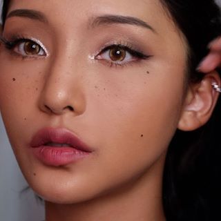 Face Moles Aesthetic, Tan Skin Makeup, Facial Mole, Moles On Face, Pin Up Makeup, Diy Beauty Treatments, Face Aesthetic, Beauty Mark, Cute Makeup Looks