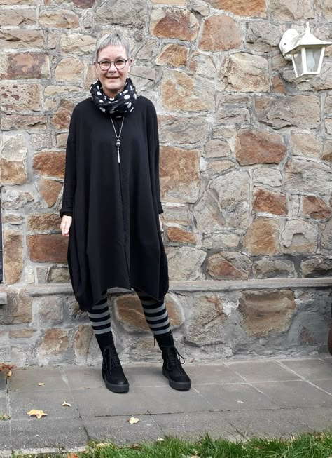 Granny Goth Style, Elder Goth Women, Elder Goth Fashion, Octogenarian Art Teacher Style, Lagenlook Outfits, Elder Goth, Dark Mori Fashion, Chilly Weather Outfits, Strega Fashion