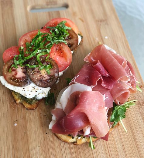 Viral Prosciutto Caprese Sandwich — Karen Eats Prosciutto Caprese, Prosciutto Sandwich, Prosciutto Recipes, Pesto Sandwich, Sandwhich Recipes, Caprese Sandwich, Summer Sandwiches, Healthy Lunches For Work, Sourdough Sandwich