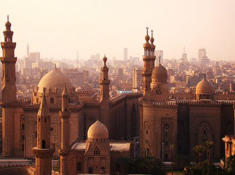 View of the Sunset over Sultan Hassan and Al Rifai Mosques in ancient Cairo. View from Salah El Din Citadel La Mecca, Golden City, Tall Buildings, Cairo Egypt, Arabian Nights, Mulan, Narnia, Aerial View, Aladdin