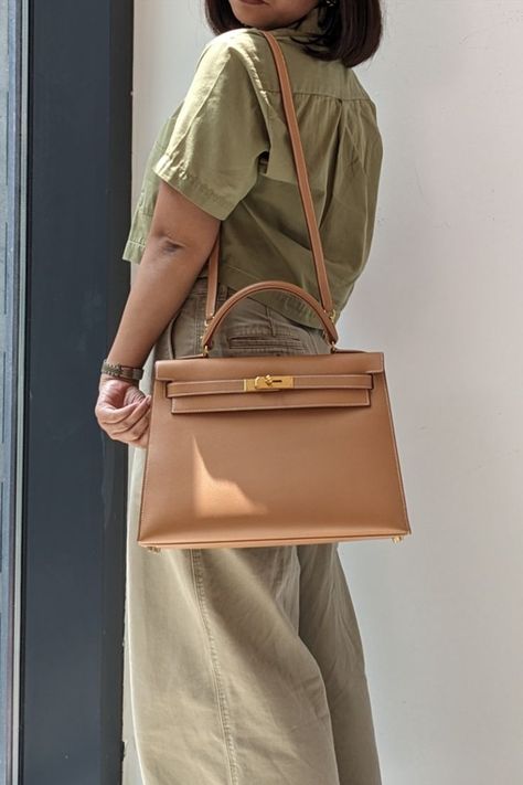 A lady carrying a vintage Hermes Kelly 28 Hermes Kelly 32, Kelly 32, Hermes Kelly Bag, Hermes Kelly 28, Kelly Bag, Vintage Hermes, Gold Hardware, Luxury Bags, Showroom